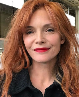 French Exit - Velvet Ribbon - Michelle Pfeiffer