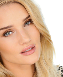 The Rosie Huntington-Whiteley Gorgeously Golden and Glowy Makeup Look
