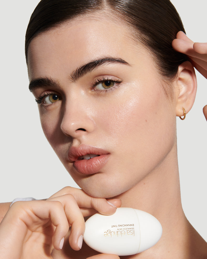 howtouse Close up portrait of model wearing and holding T4