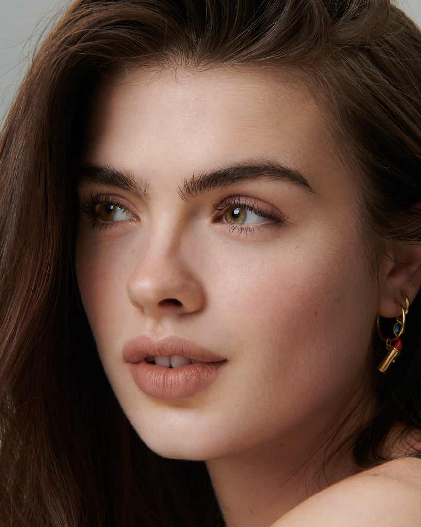 Lisa Eldridge Velveteen Liquid Lip Colour in Shade Fawn on Model