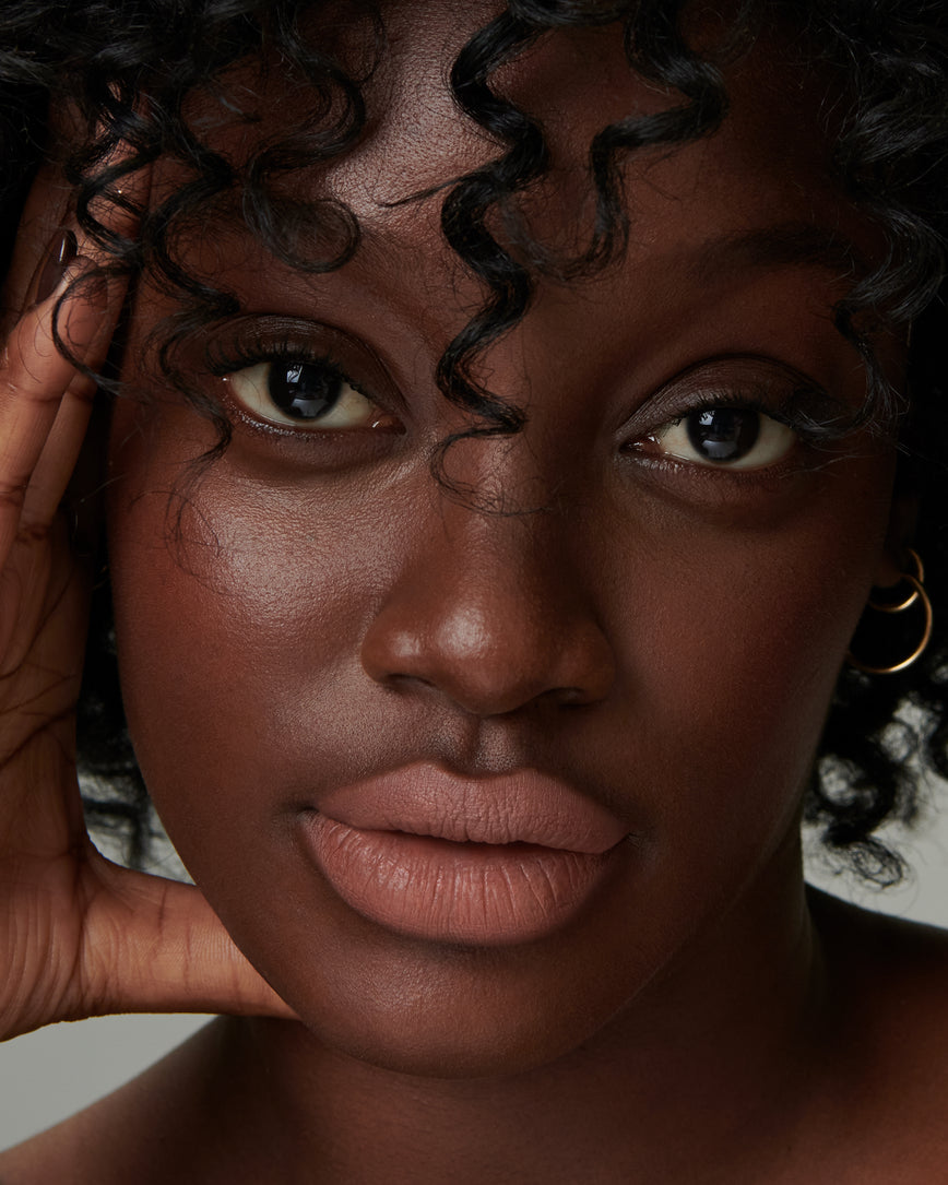 Lisa Eldridge Velveteen Liquid Lip Colour in Shade Fawn on Model