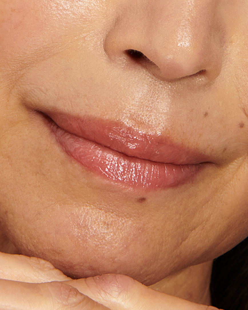 Close-up of a model's lips with Epanoui Baume Embrace