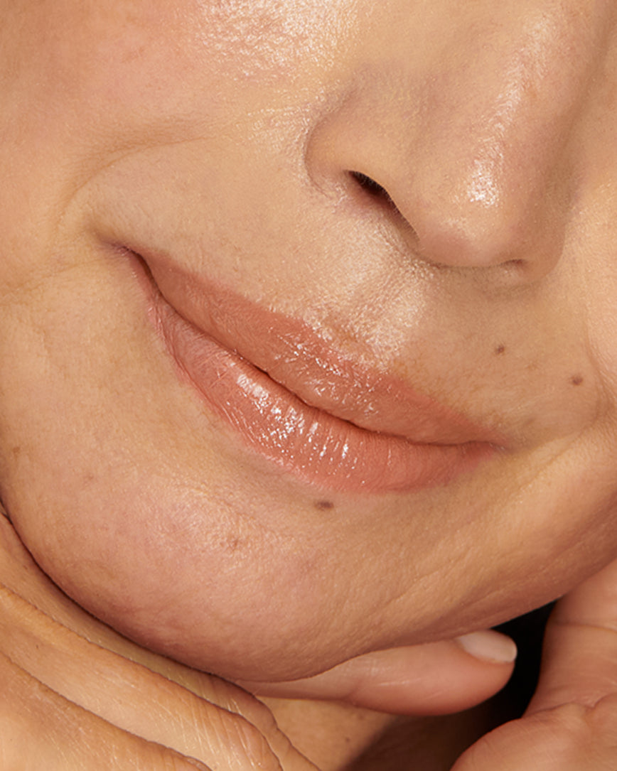 Close-up of a model's lips with Meet Cute Baume Embrace