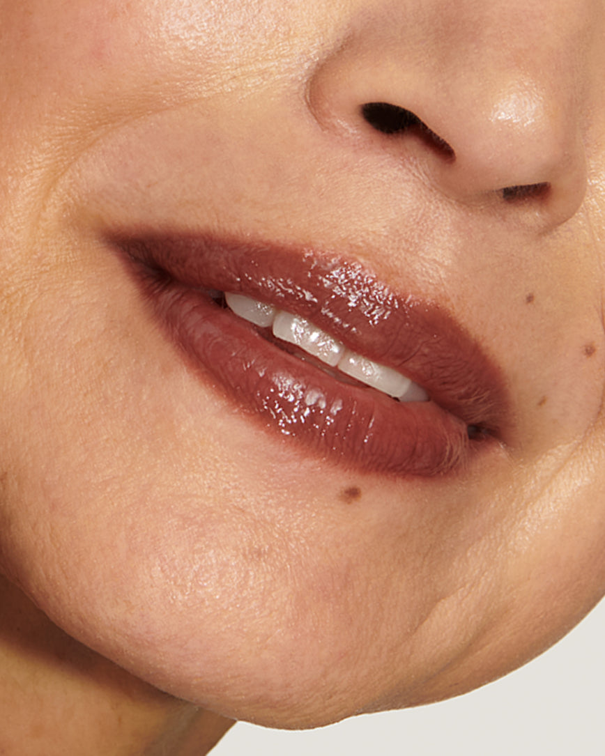 Close-up of a model's lips with Metropolis Baume Embrace