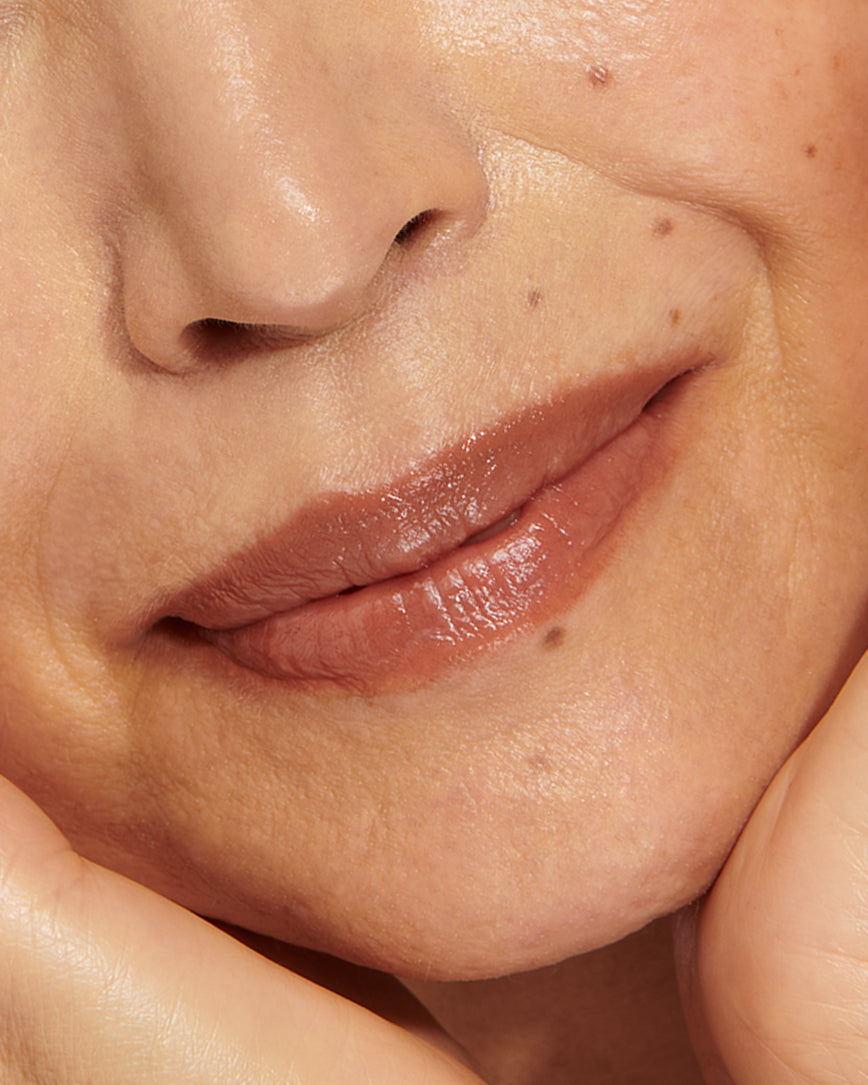 Close-up of a model's lips with Sweet Fig Baume Embrace